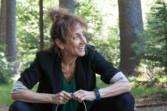 Liz Lerman Headshot sitting and looking to the right