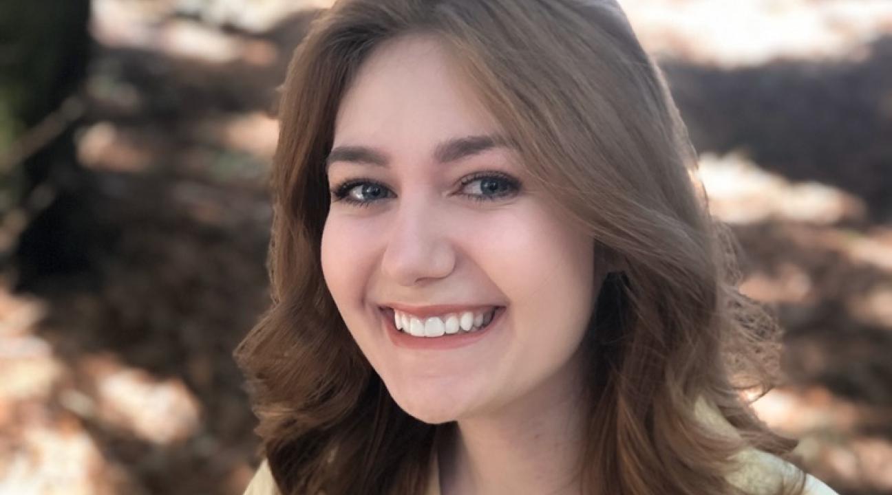 Lindsey Abbott Headshot