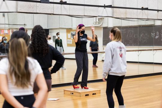 Vanessa Sanchez from La Mezcala teaches Pachuquísmo to a dance class.