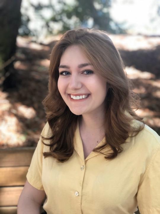 Lindsey Abbott Headshot